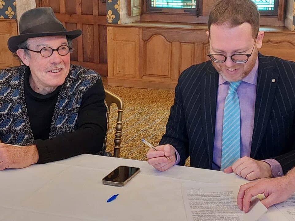 Signature of agreement between Mr Sweeney and Hospices de Beaune