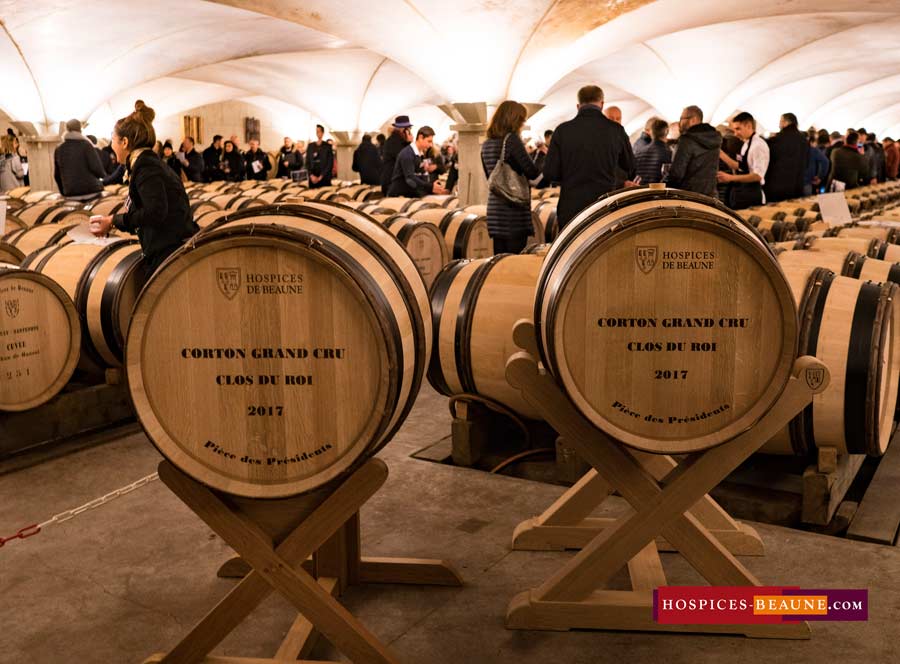 Vidéo : Albert Bichot buys the 2 presidential barrels with Chinese friend Mr Leung – Hospices de Beaune 2017