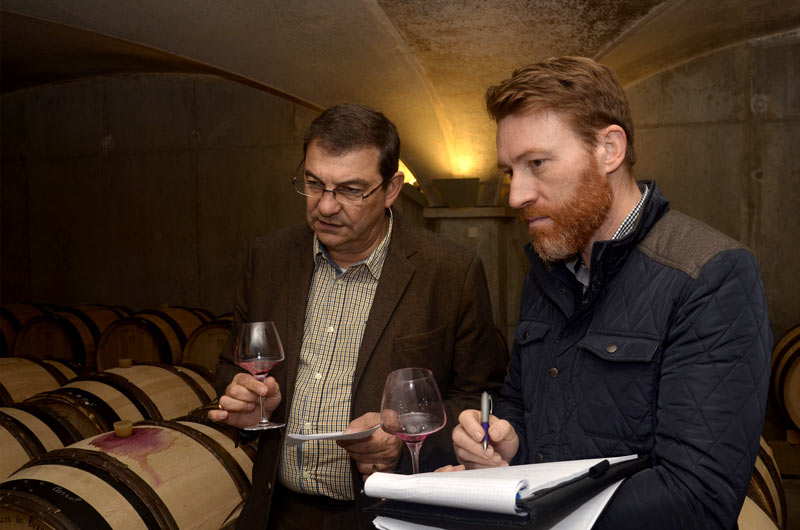 Première dégustation des 48 cuvées des Hospices de Beaune 2015 au Domaine avec Ludivine Griveau et l’équipe Albert Bichot