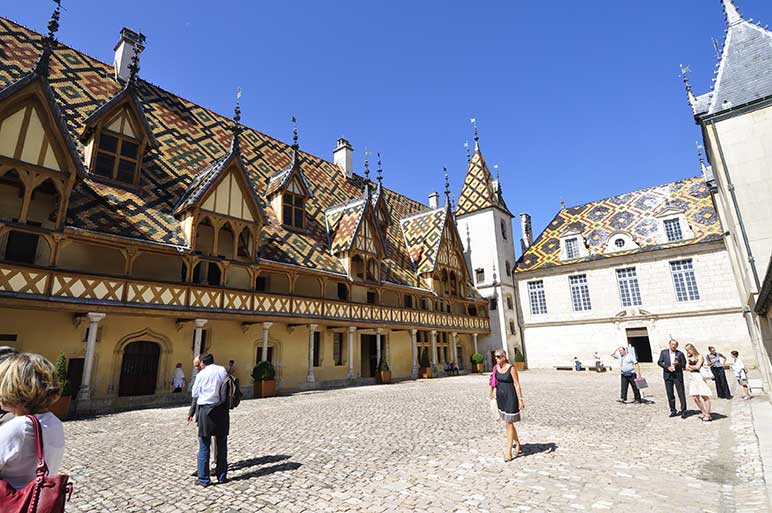 Vidéo : de l’Hôtel-Dieu à la vente aux enchères 2017 des Hospices de Beaune…5 siècles d’histoire